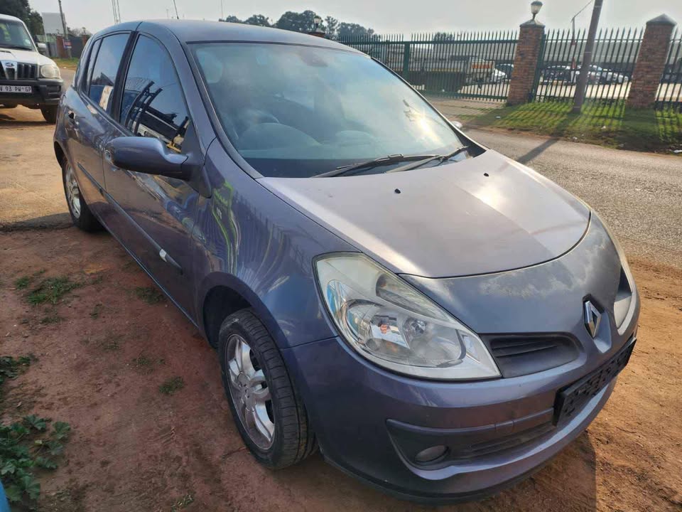 2003 Renault Clio 3 got K4MD 1.6 engine still running good car stripping for parts - Private Seller