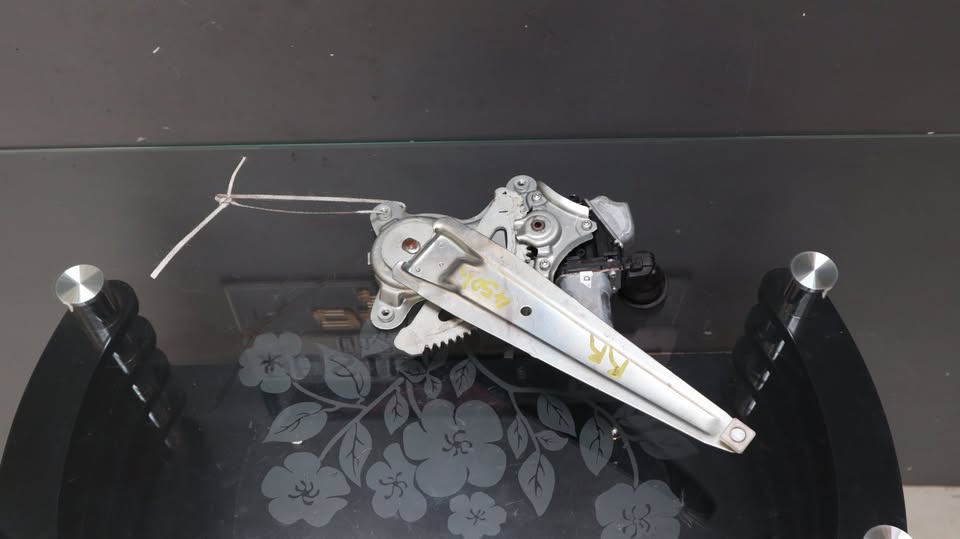 3 GS350 LEXUS REAR RIGHT WINDOW MECHANISM - Private Seller 3 GS350 LEXUS REAR RIGHT WINDOW MECHANISM - Private Seller