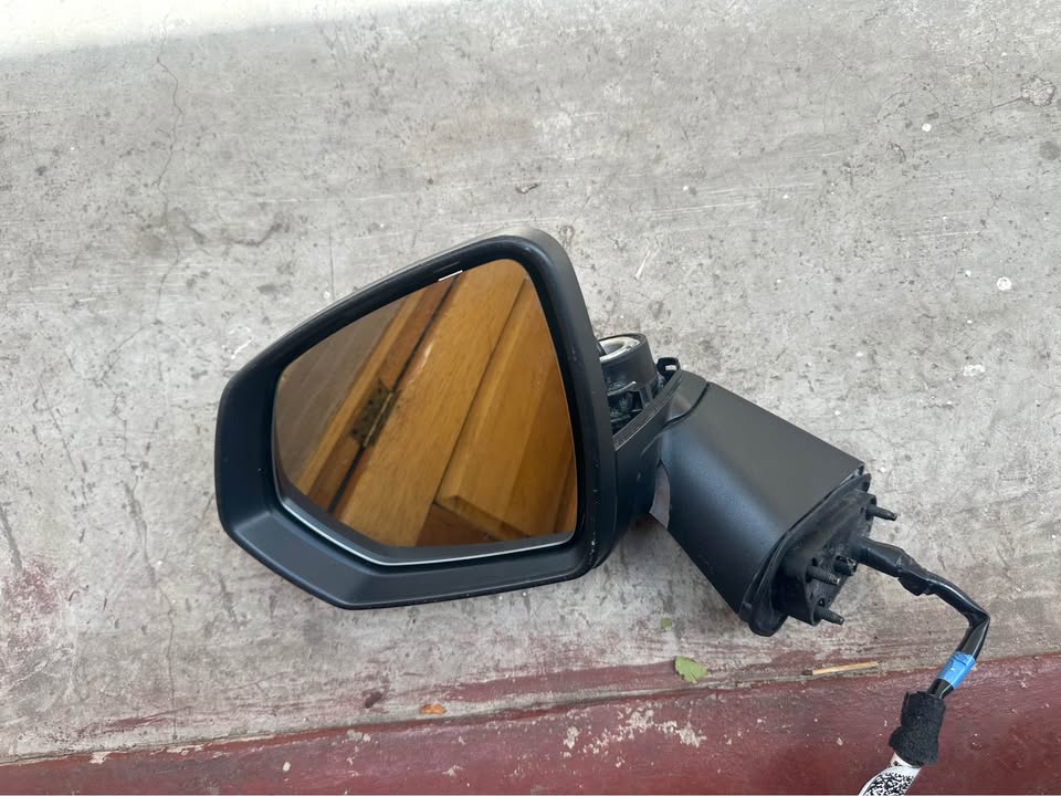 Haval h6 and Jolion left mirror glass and frame - Private Seller Haval h6 and Jolion left mirror glass and frame - Private Seller