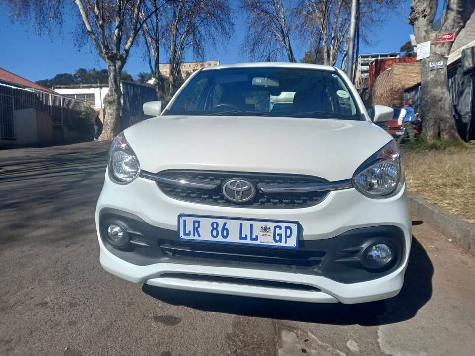2024 Toyota Vitz 1.0 XR PETROL, AUTOMATIC, WHITE, 12000kms, Service book, Spare key