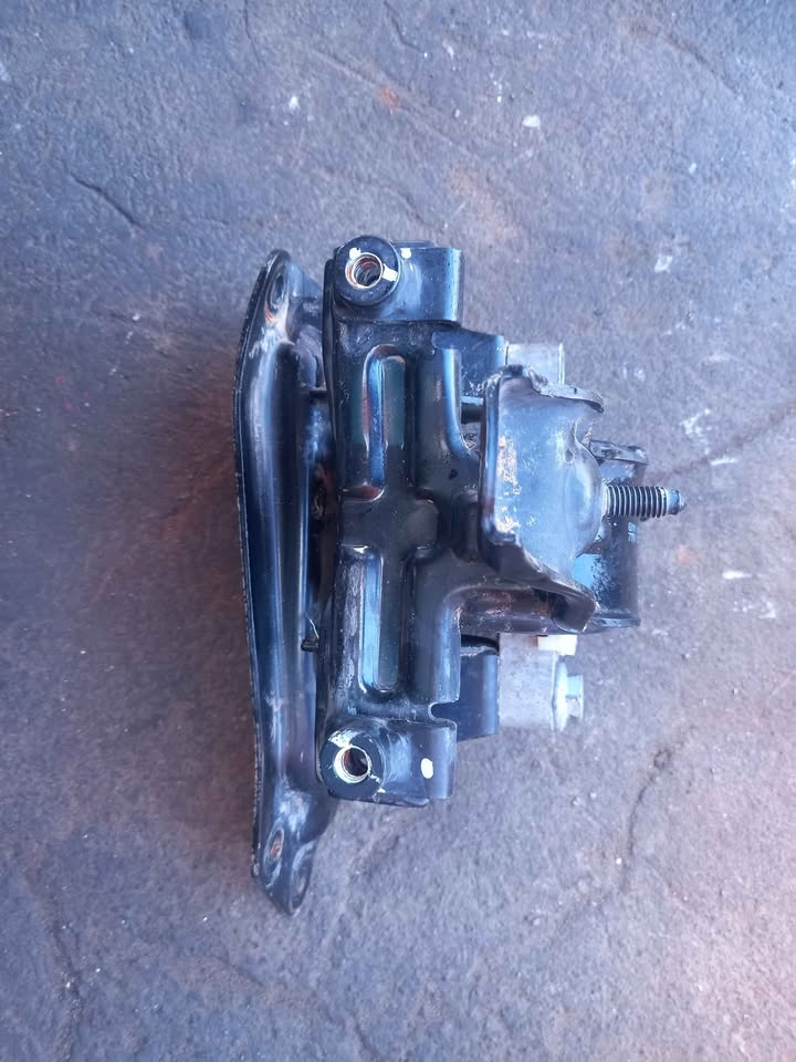Polo Vivo 9n3 gearbox Mounting in excellent condition