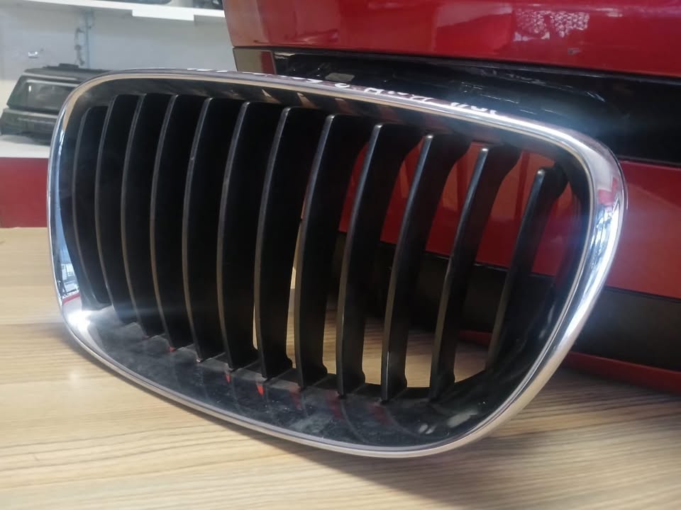 2011 BMW E90 3SERIES AND LEFT FRONT MAIN GRILLS FOR SALE SUPER CLEAN - Private Seller 2011 BMW E90 3SERIES AND LEFT FRONT MAIN GRILLS FOR SALE SUPER CLEAN - Private Seller