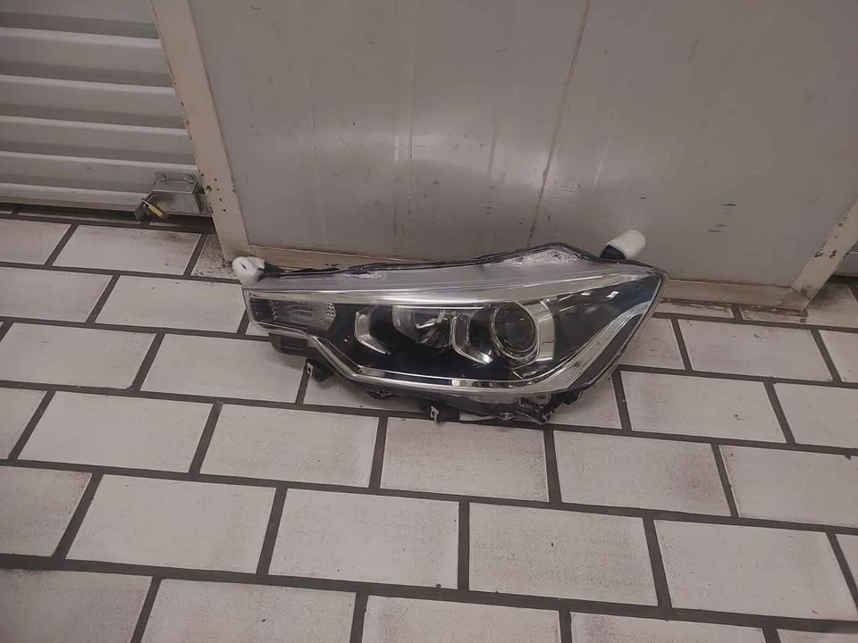 TOYOTA RUMIO HEADLIGHT LEFT SIDE - Private Seller TOYOTA RUMIO HEADLIGHT LEFT SIDE - Private Seller