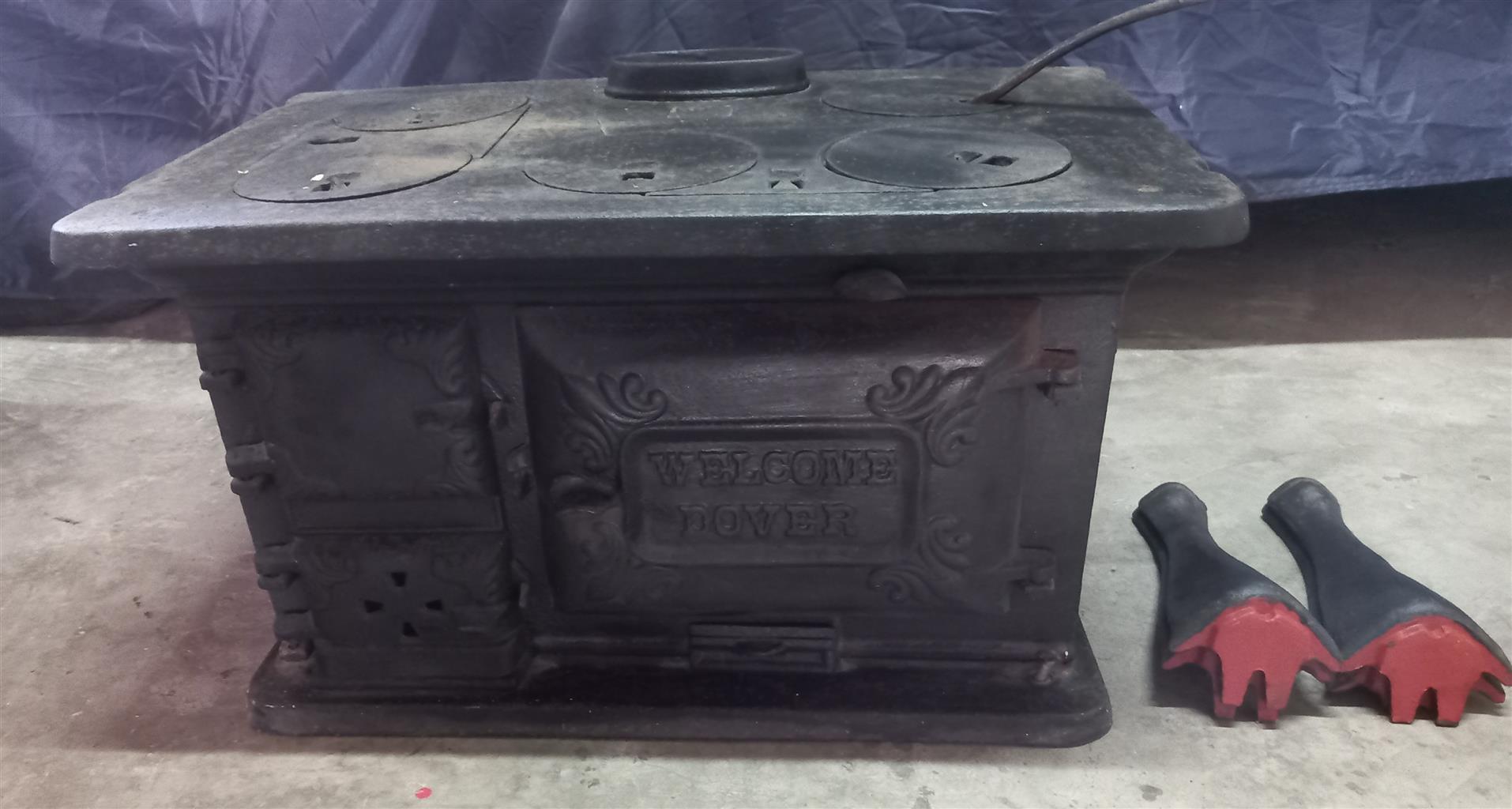 Antique DOVER N6 wood/coal stoveFor sale. Complete and in good condition.