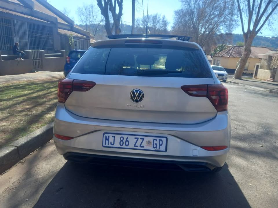2023 VW Polo 9 Tsi 1.0 Petrol, Automatic, Silver, 29000kms, R268,000 Service book. Reverse Camera