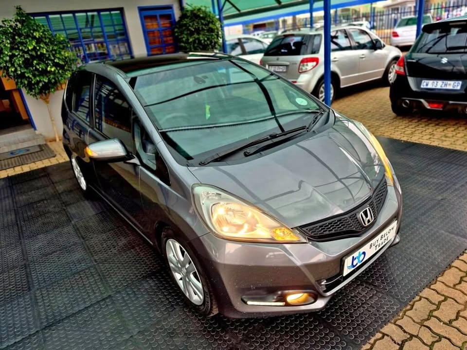 2011 Honda jazz 1.5 ex…..