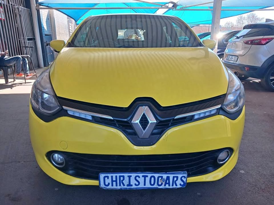 2015 model Renault Clio hatchback Manuel Transmission petrol 900T engine capacity mileage 92000km