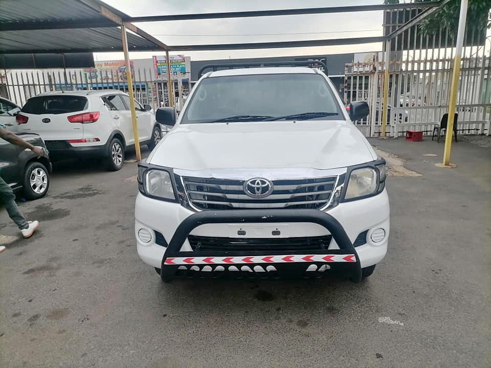 2013 Toyota Hilux 2.5D D4D 4×4 Single Cab High Rider with a leather seat