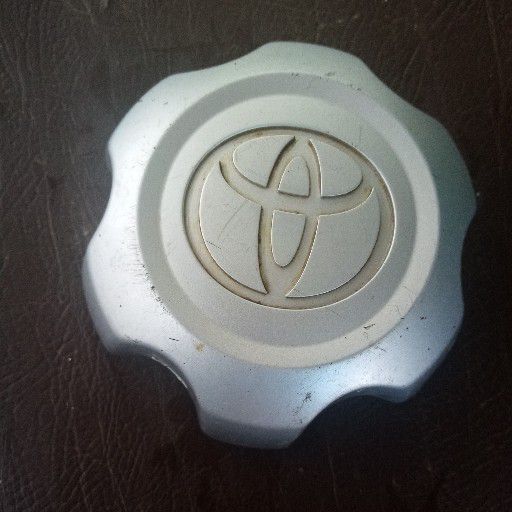 Hi Lux, centre cap - Private Seller Hi Lux, centre cap - Private Seller