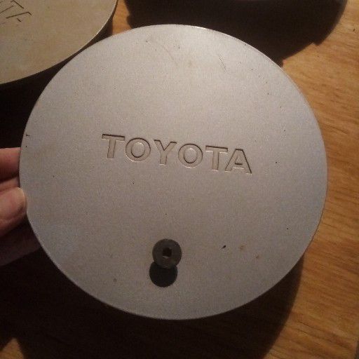 Corolla, centre cap - Private Seller Corolla, centre cap - Private Seller