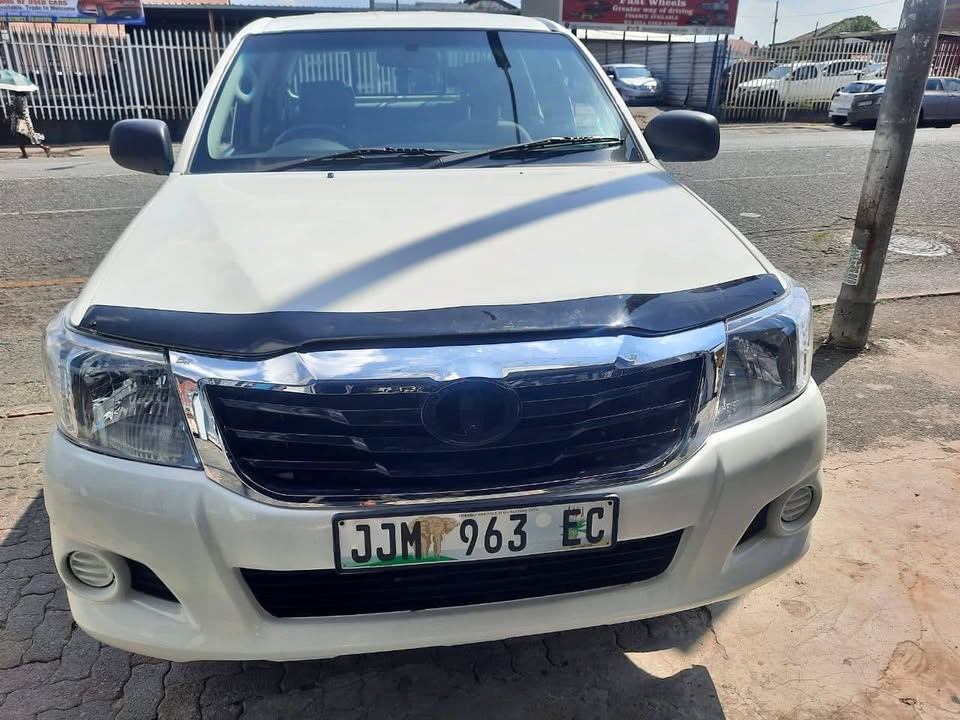 2015 Toyota Hilux 2.5D D4D 4×4 Double Cab with a Nice interior seat and Spare key