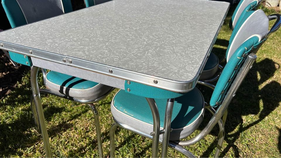 Looking for "vintage formica" kitchen table / countertop. contact me for offer.