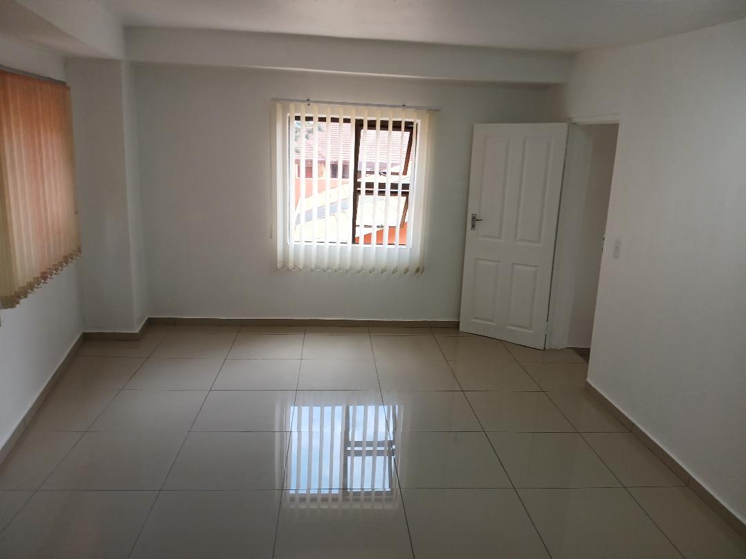 Ridgeway. Johannesburg South, 3 Bedroom Cottage with Open plan for rent