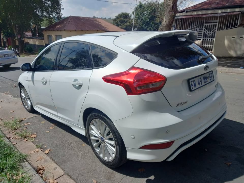 2017 Ford Focus Ecoboost 1.0 Petrol, Automatic, White, 129000kms SERVICE BOOK.