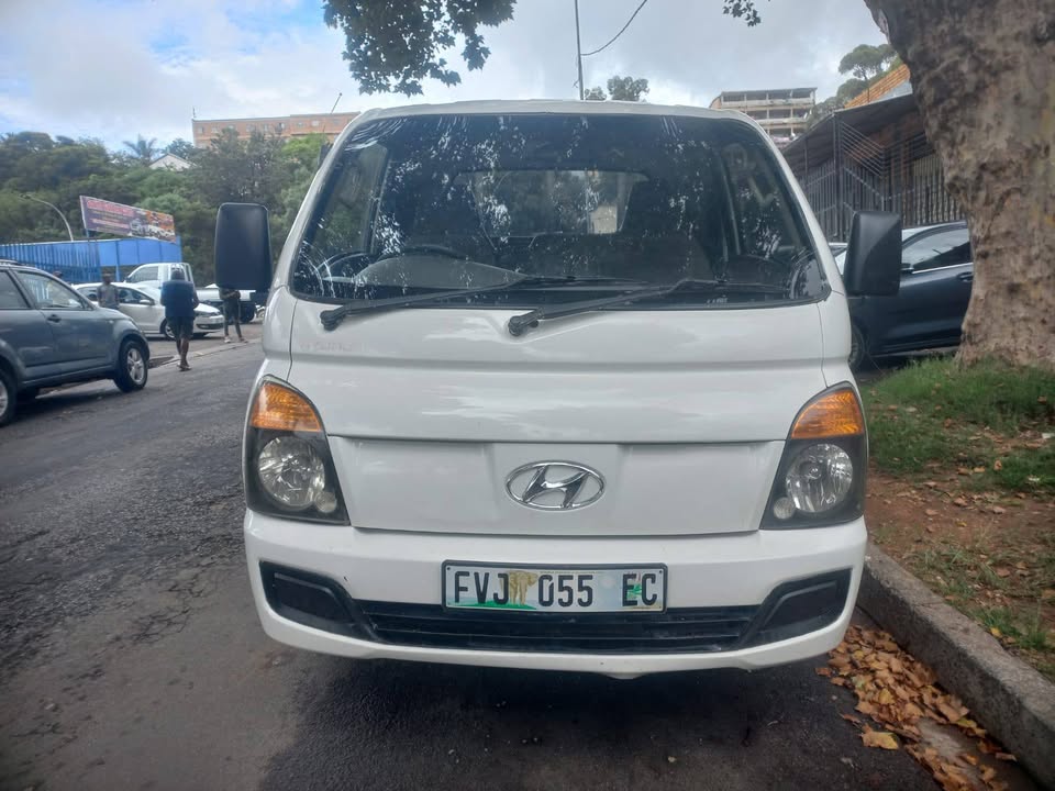 Hyundai H100 Bakkie 2.6 Diesel. 2012 Model. White Color, Mileage 105000kms,