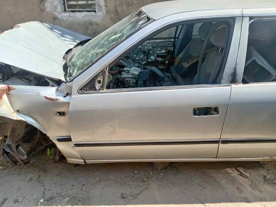 Toyota camry 2002 left front door