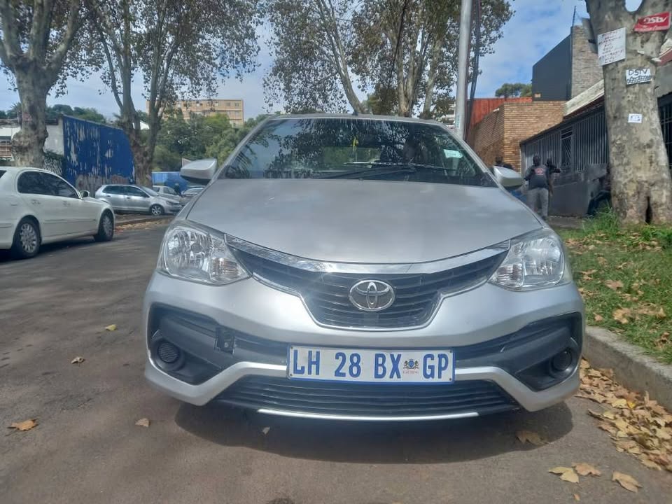 2015 TOYOTA ETIOS SEDAN 1.5 PETROL, MANUAL, SILVER