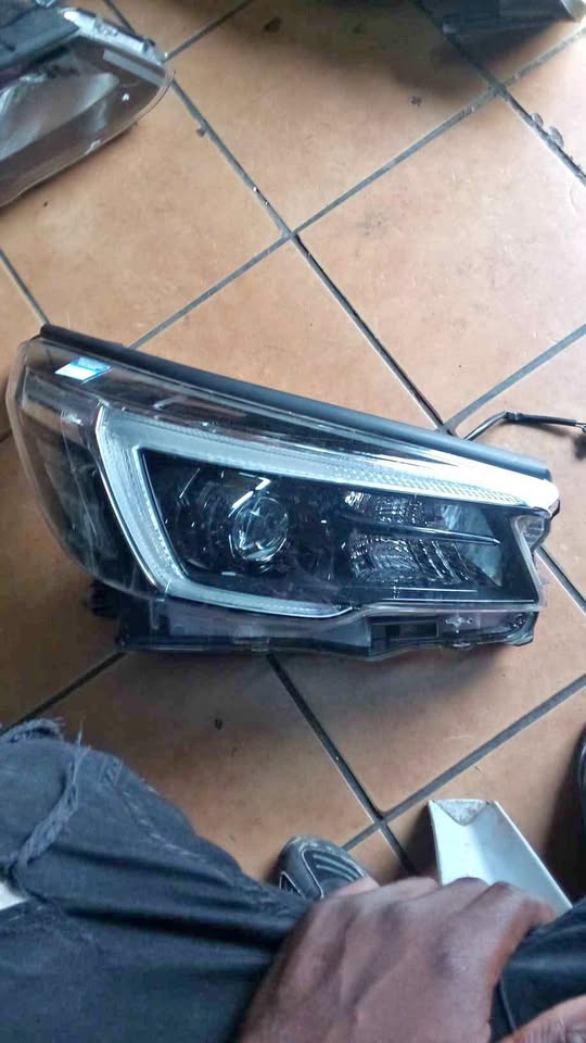 Subaru Forester headlight Right side - Private Seller Subaru Forester headlight Right side - Private Seller