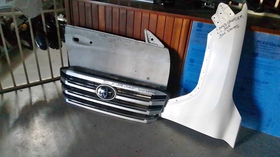 Toyota land cruiser Prado LC 300 grill and fender - Private Seller Toyota land cruiser Prado LC 300 grill and fender - Private Seller