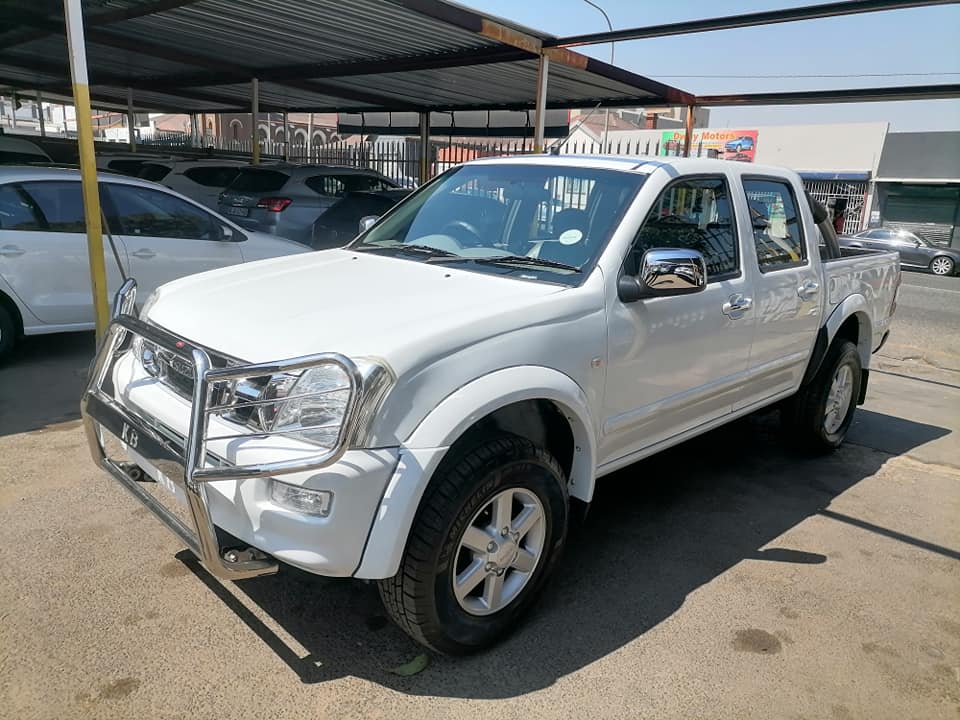 2007 Isuzu KB300 4x2 LX Double Cab Bakkie with a leather seat