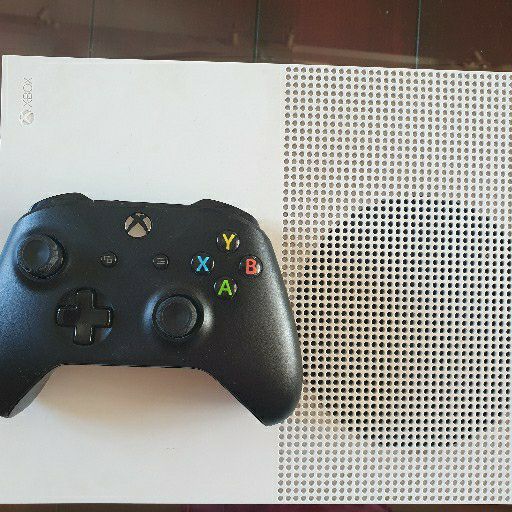 Xbox 1 S 500GB bundle with a brand new V2 Controller coming along with 5 games!!