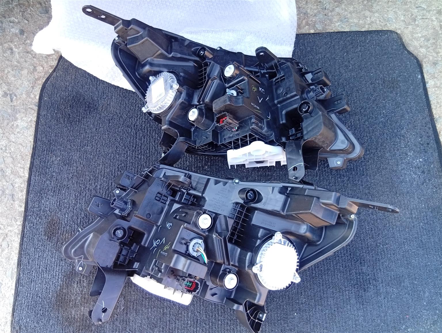 2022-2024 nissan. Navara left and right headlight