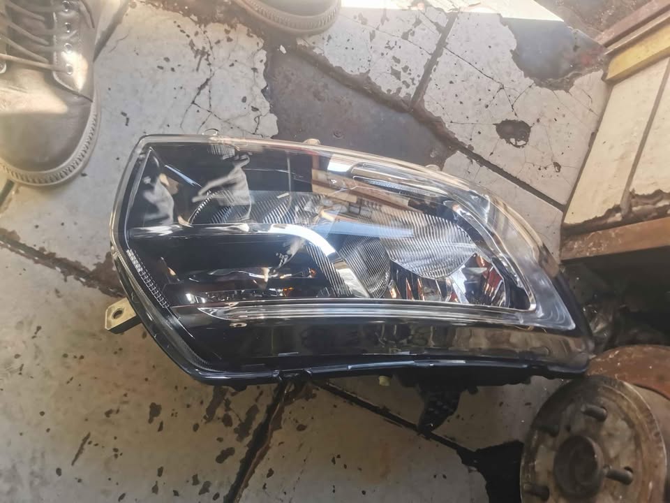 Renault sandero right headlight - Private Seller Renault sandero right headlight - Private Seller