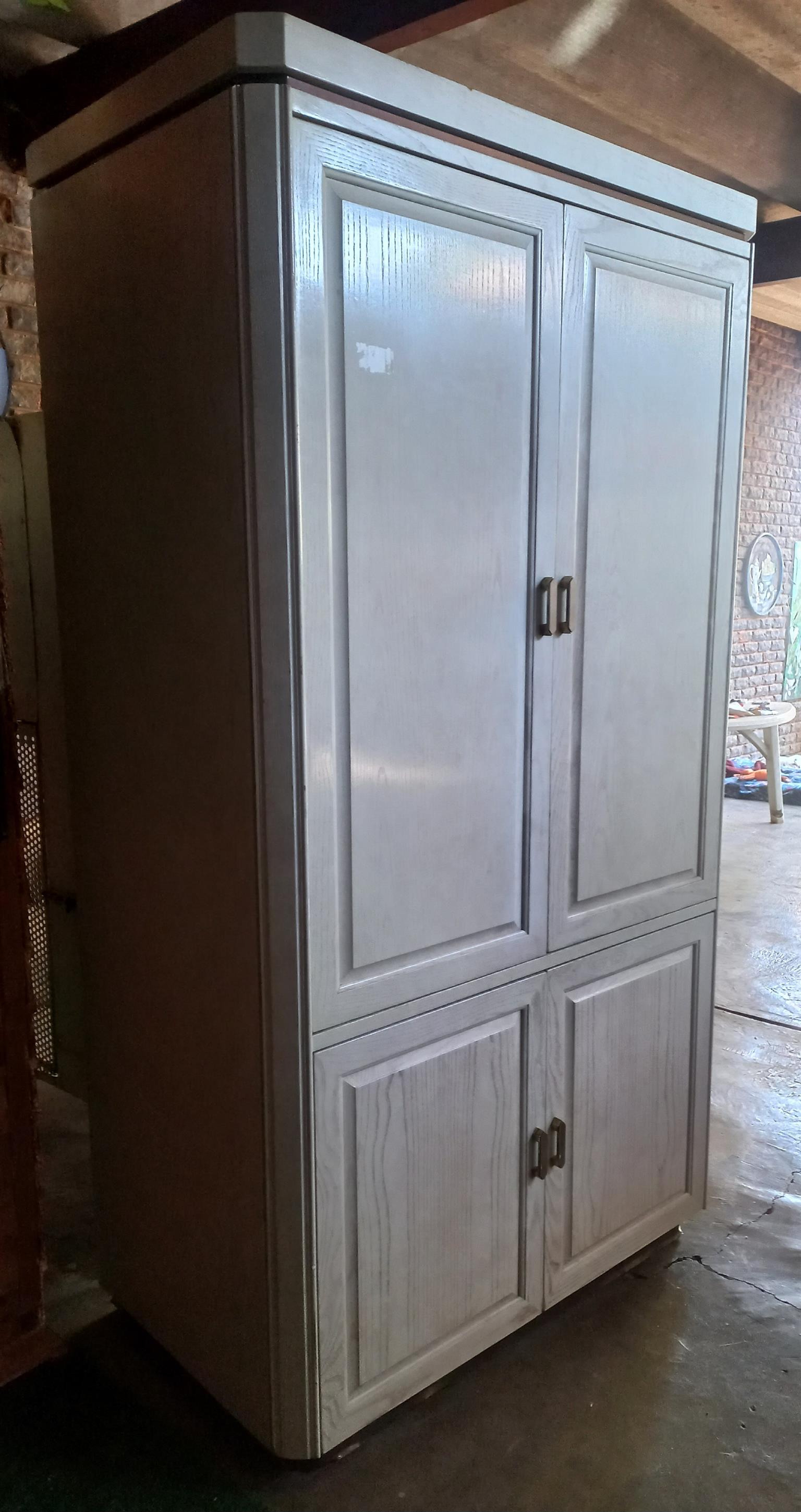 Tv case stand | Junk Mail Marketplace