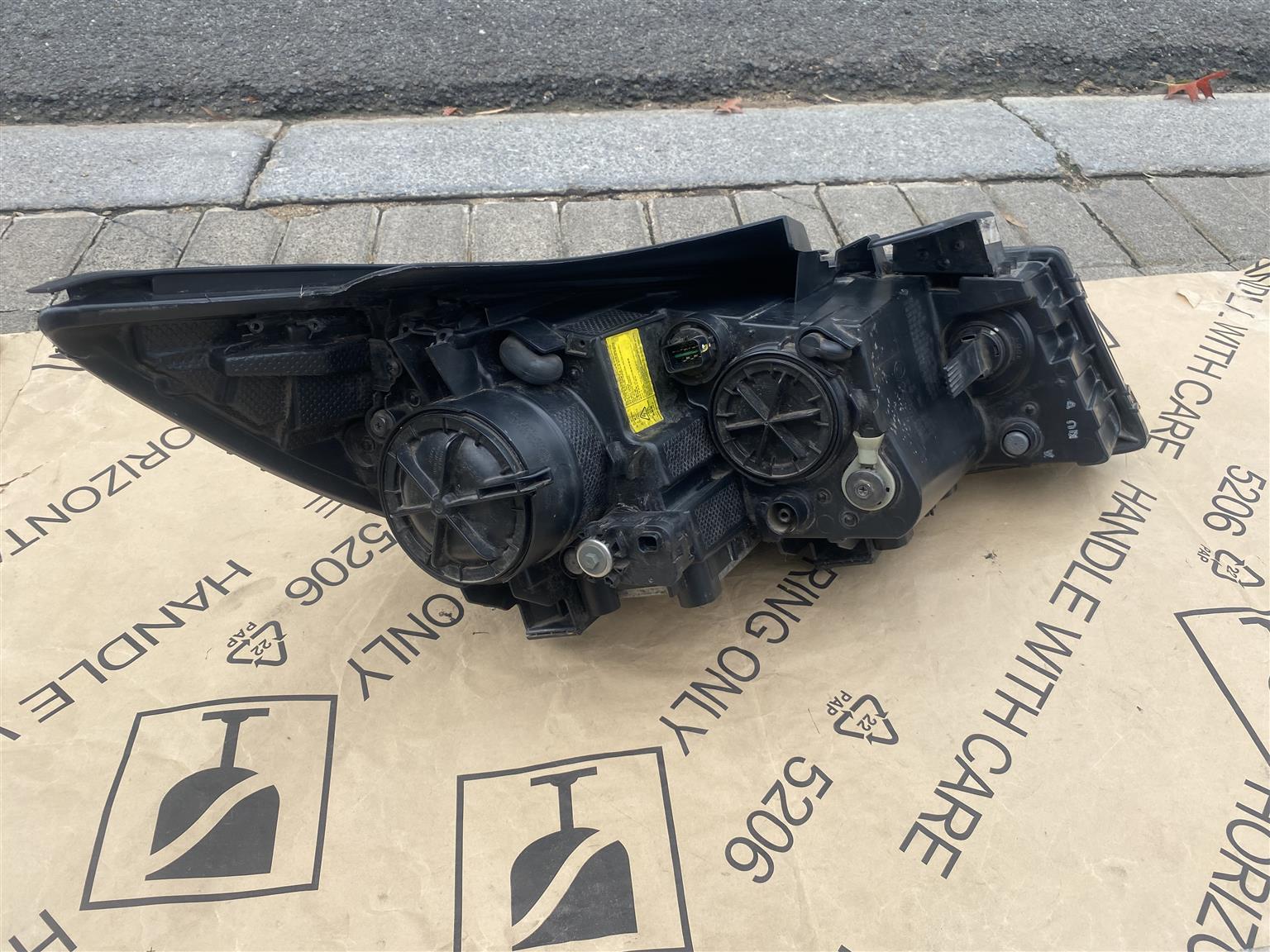 2016 KIA GRAND SEDONA XENON HEADLIGHT LEFT SIDE FOR SALE. IN EXCELLENT CONDITION - Private Seller 2016 KIA GRAND SEDONA XENON HEADLIGHT LEFT SIDE FOR SALE. IN EXCELLENT CONDITION - Private Seller