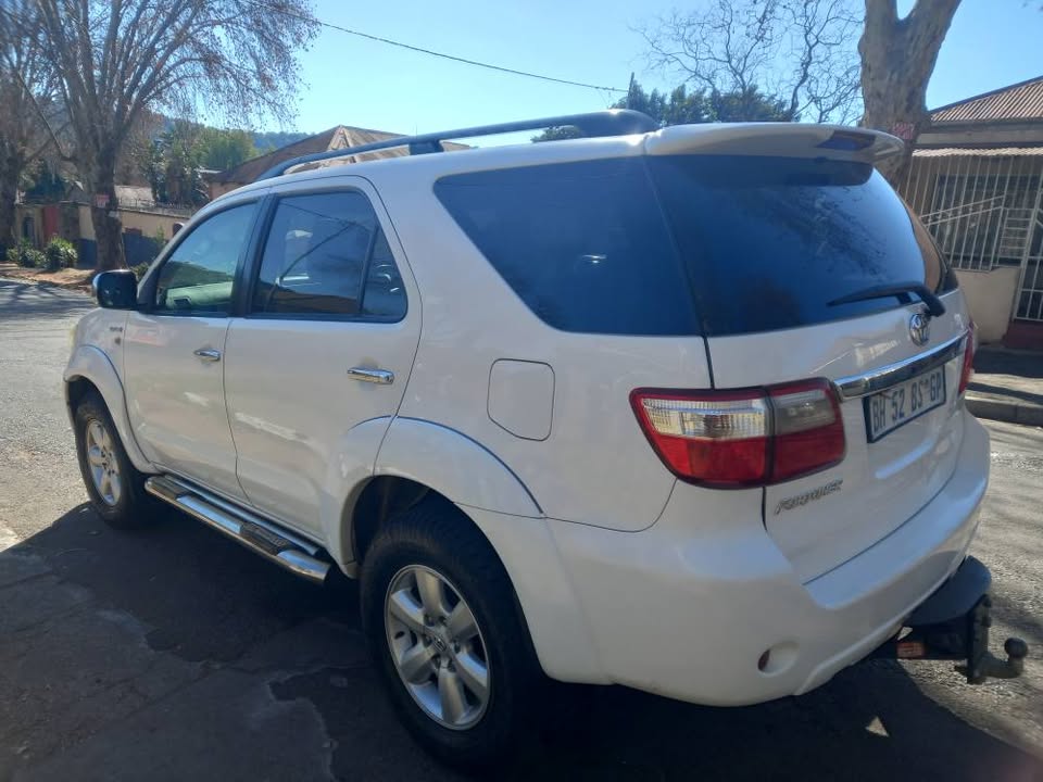 2011 Toyota Fortuner 3.0 D4D Diesel, 4x4 Automatic, White, 266000km