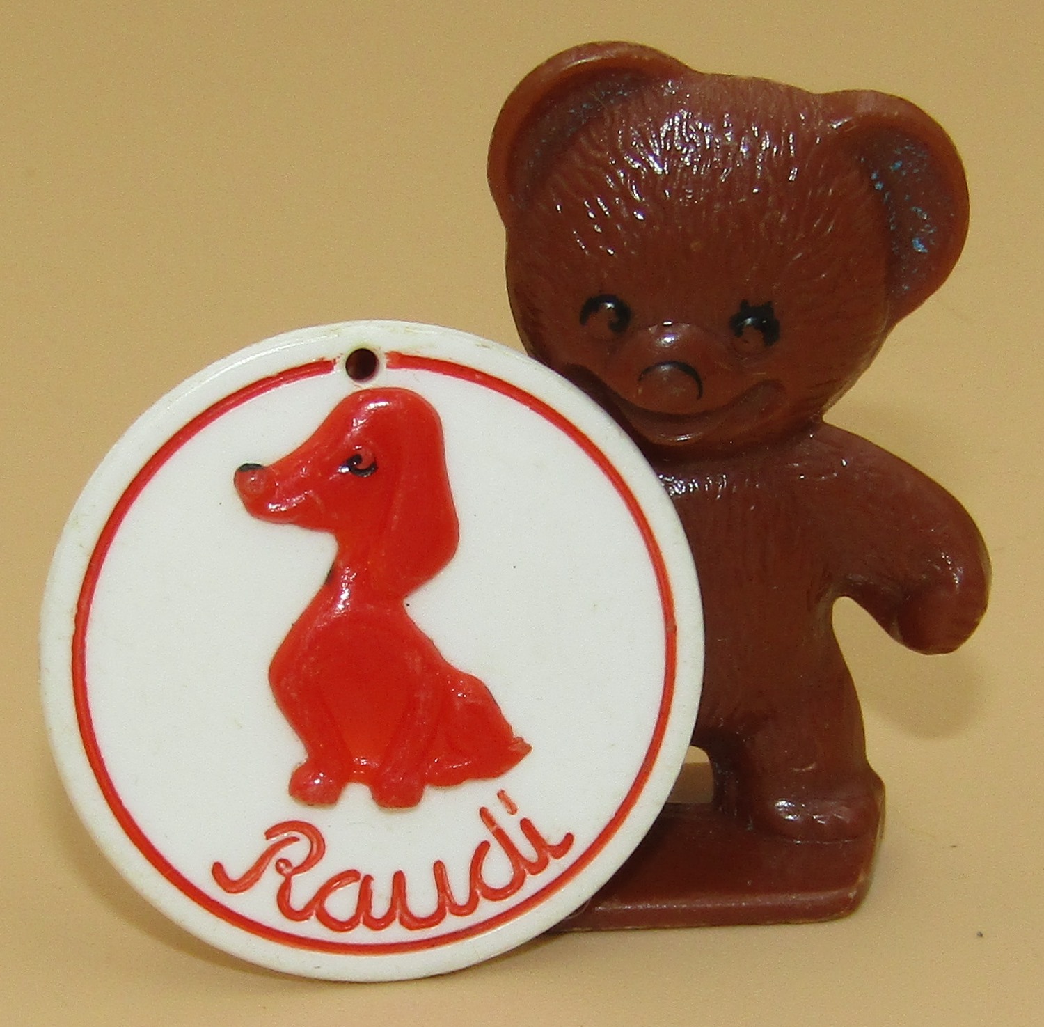 Bear & Dog Plastic Silhouette Figurine & Disc Bear & Dog Plastic Silhouette Figurine & Disc