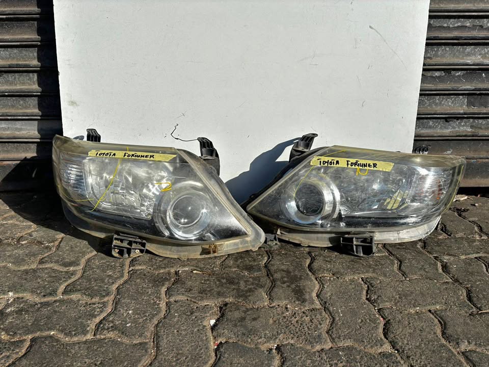 Toyota Fortuner Headlight Pair - Private Seller Toyota Fortuner Headlight Pair - Private Seller