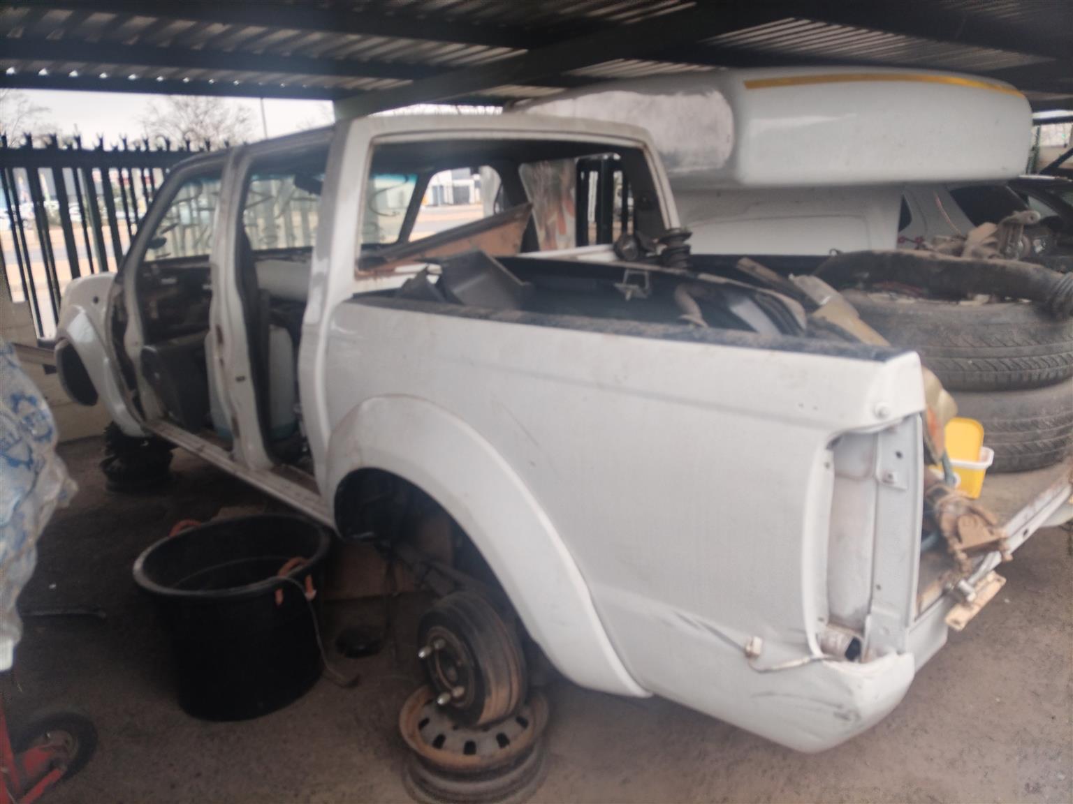 Nissan hardbody double cab body with papers - Private Seller