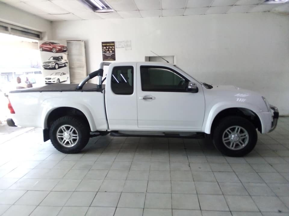 2011 Isuzu Kb300 LX D teq 4x2 Club Cab White, Manual, Diesel 98000km
