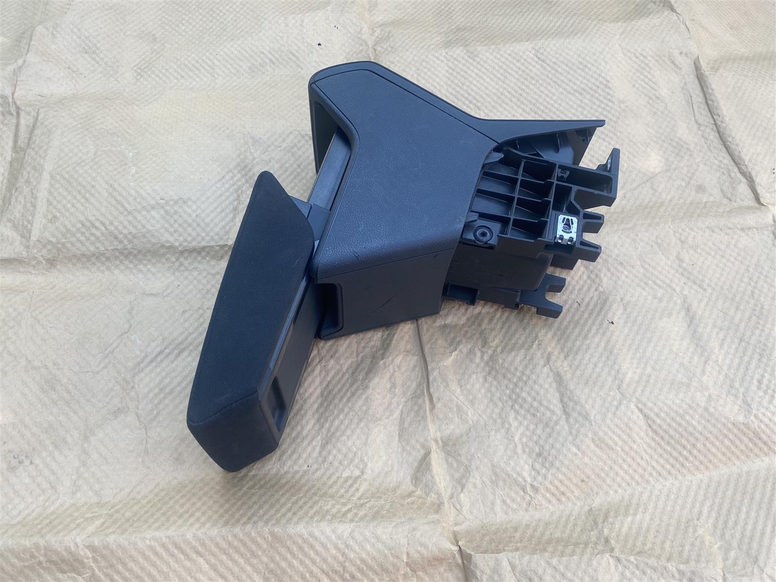 2021 VW POLO 8 CENTER ARM REST FOR SALE. IN PRISTINE CONDITION