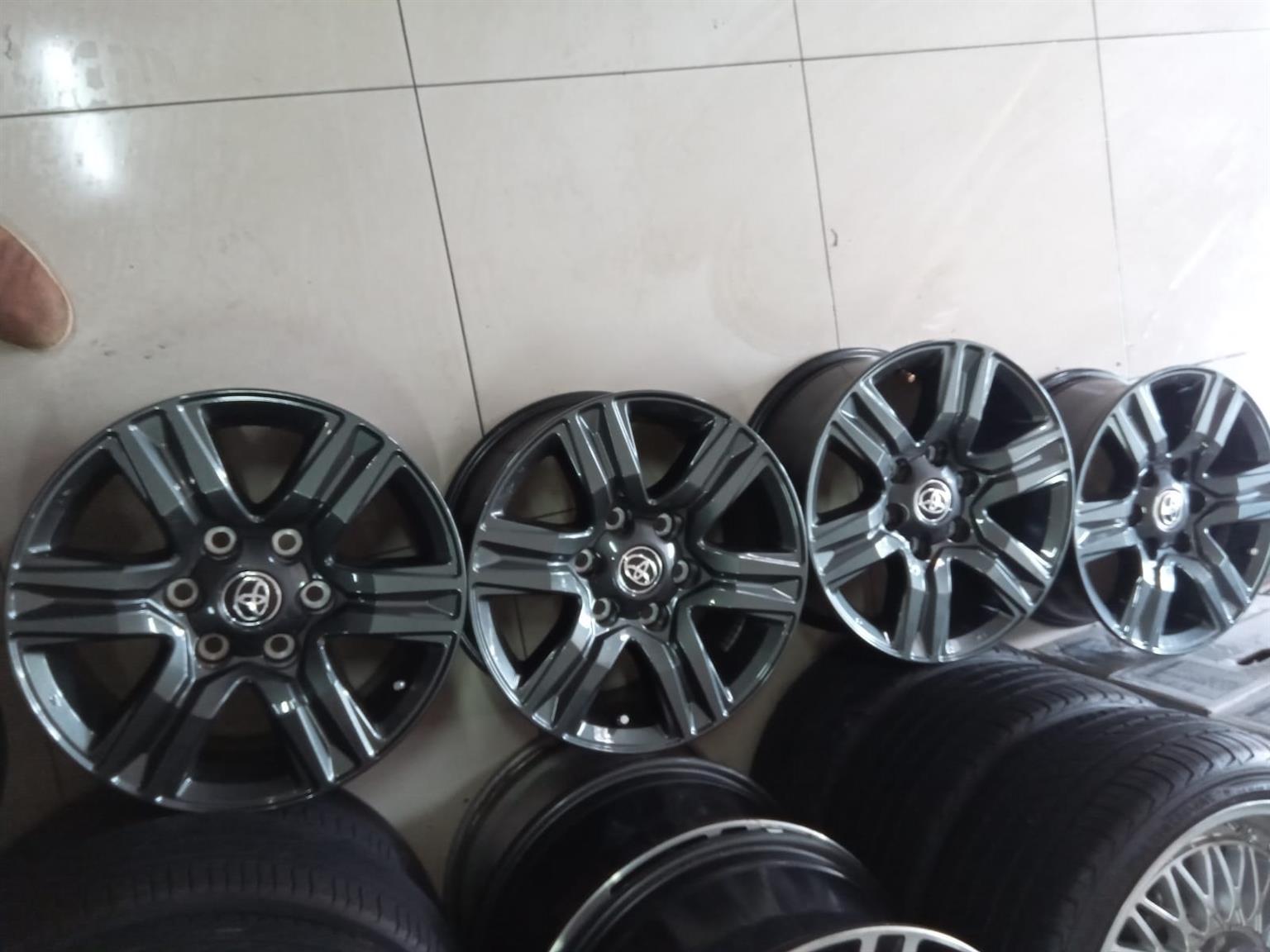 17 inch Toyota Hilux/Fortuner original mags set for - Private Seller