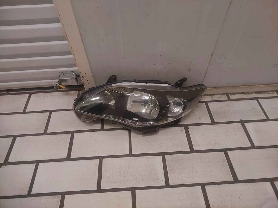 Toyota Corolla Quest headlight left side - Private Seller