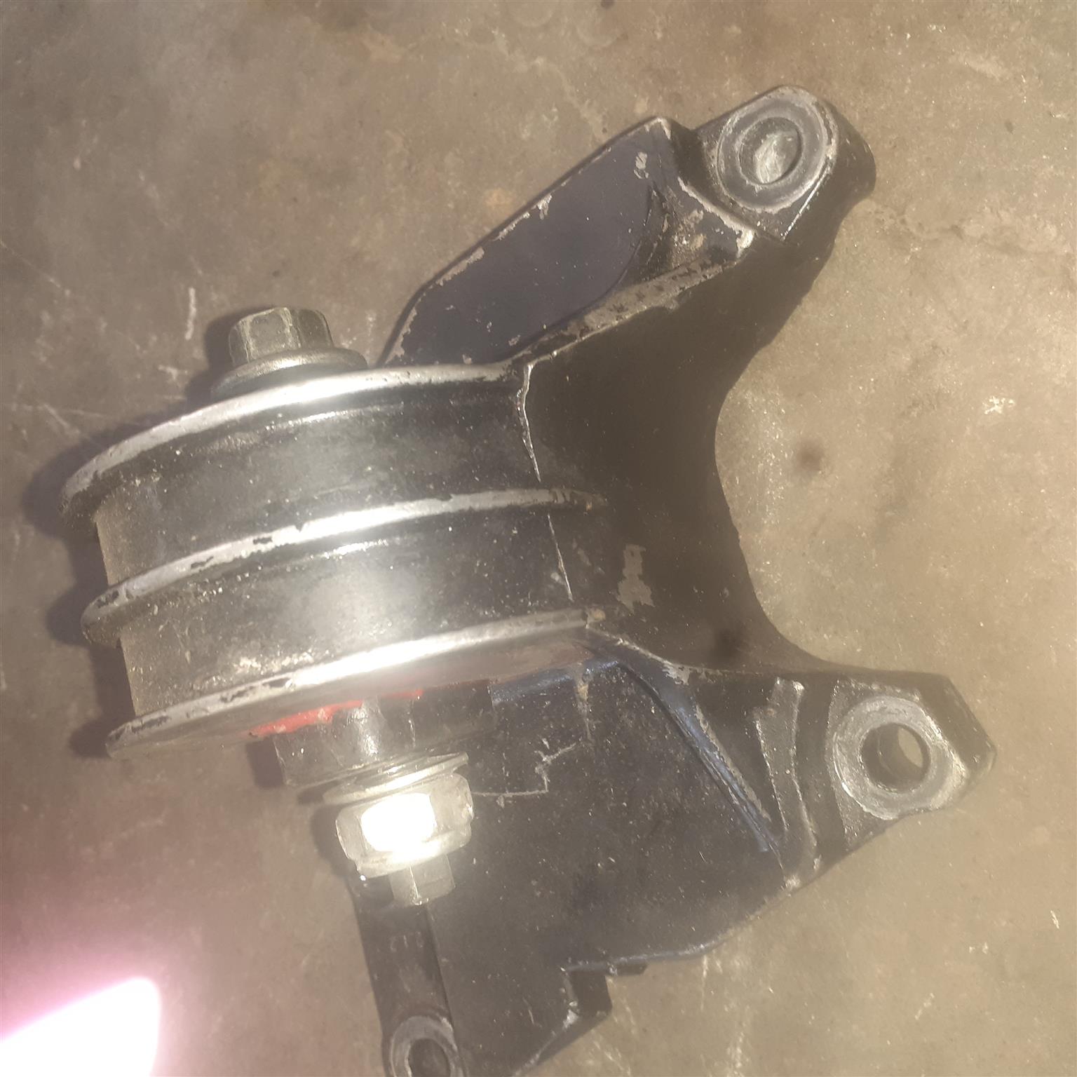 VOLVO S80 2006/XC90 2014 TOP ENGINE MOUNTING FOR SALE (DELIVERY AVAILABLE) - Private Seller