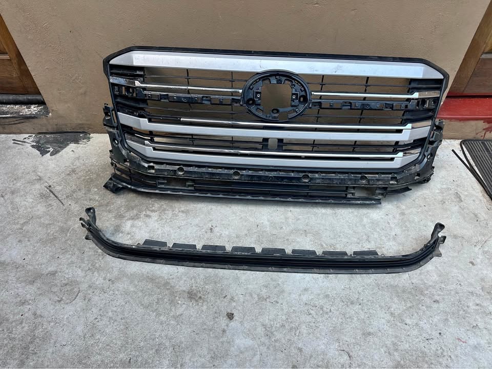 2025/2026 Toyota Quantum Hiace top and lower grille - Private Seller 2025/2026 Toyota Quantum Hiace top and lower grille - Private Seller
