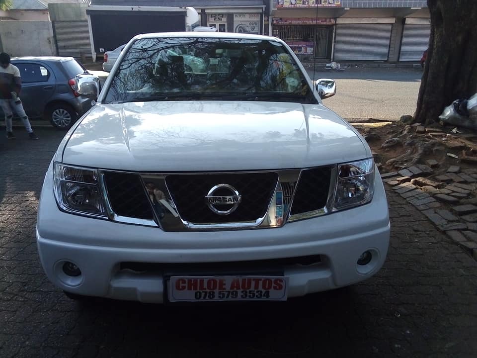 2014 WHITE NISSAN NAVARRA DOUBLE CAB CANOPY MANUAL DIESEL  141000 km