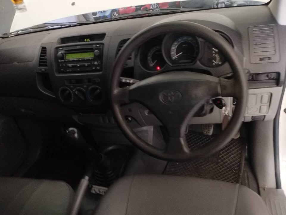 2011 TOYOTA HILUX 2.0VVTI SINGLE CAB CANOPY MANUAL