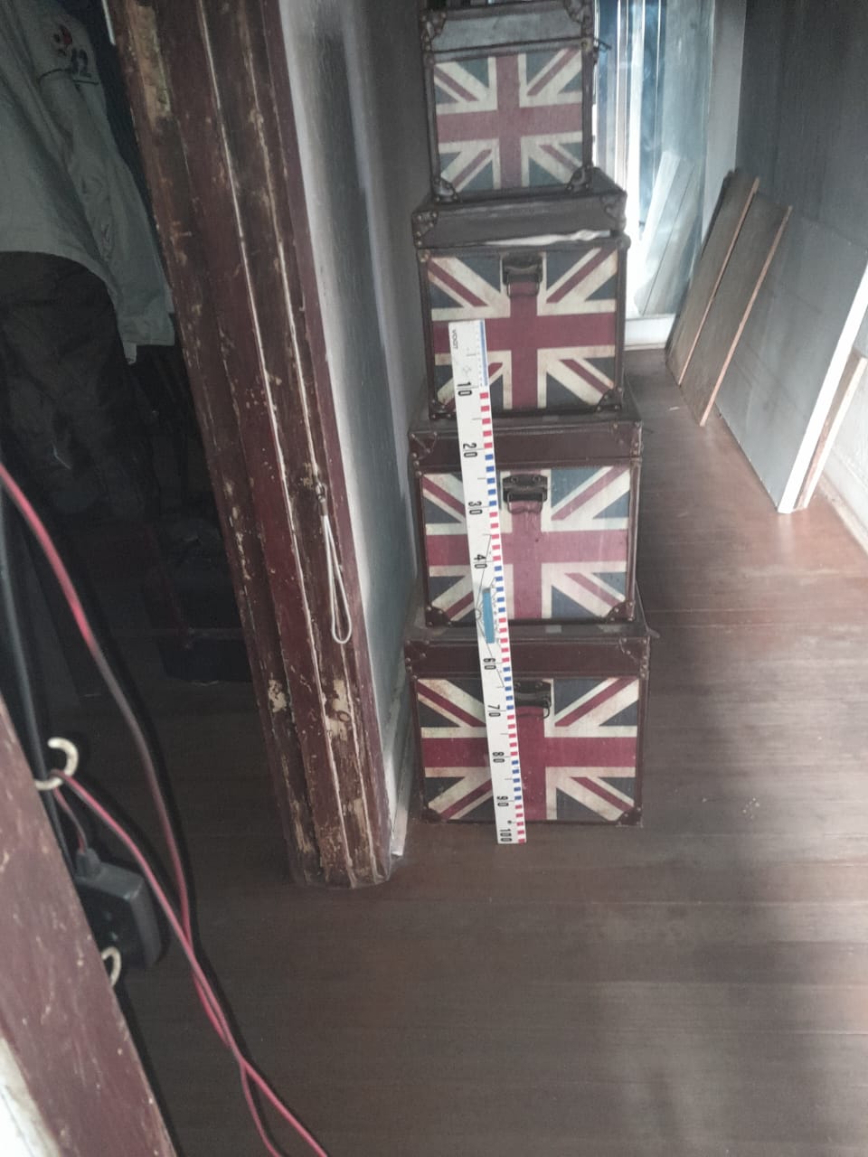 4x various vintage Union Jack travel trunks