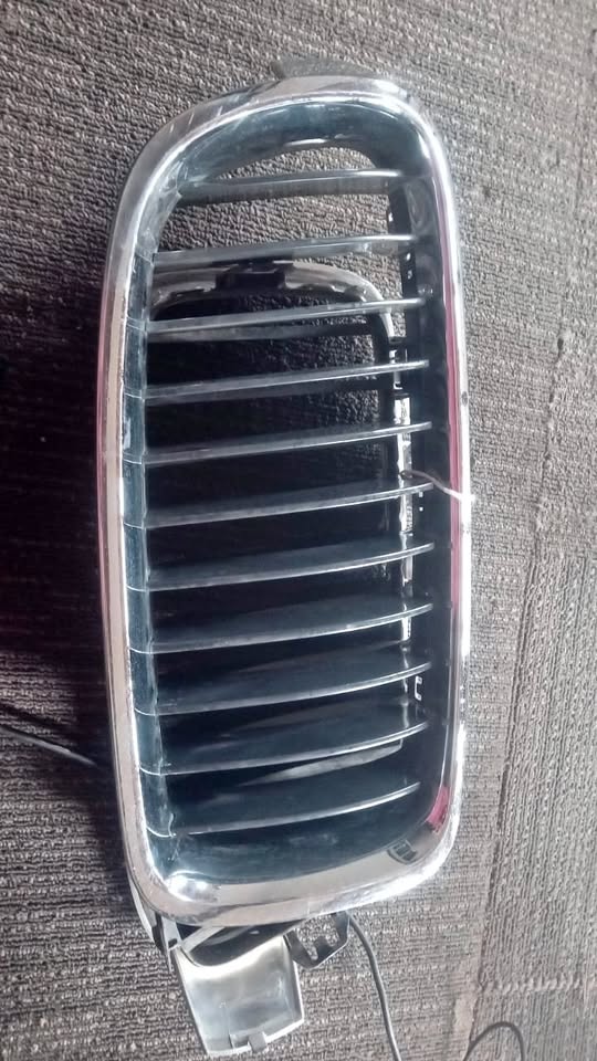 BMW F30 KIDNEY GRILL BLACK AND CHROME NEW CONDITION, NO SCRATCHES - Private Seller BMW F30 KIDNEY GRILL BLACK AND CHROME NEW CONDITION, NO SCRATCHES - Private Seller