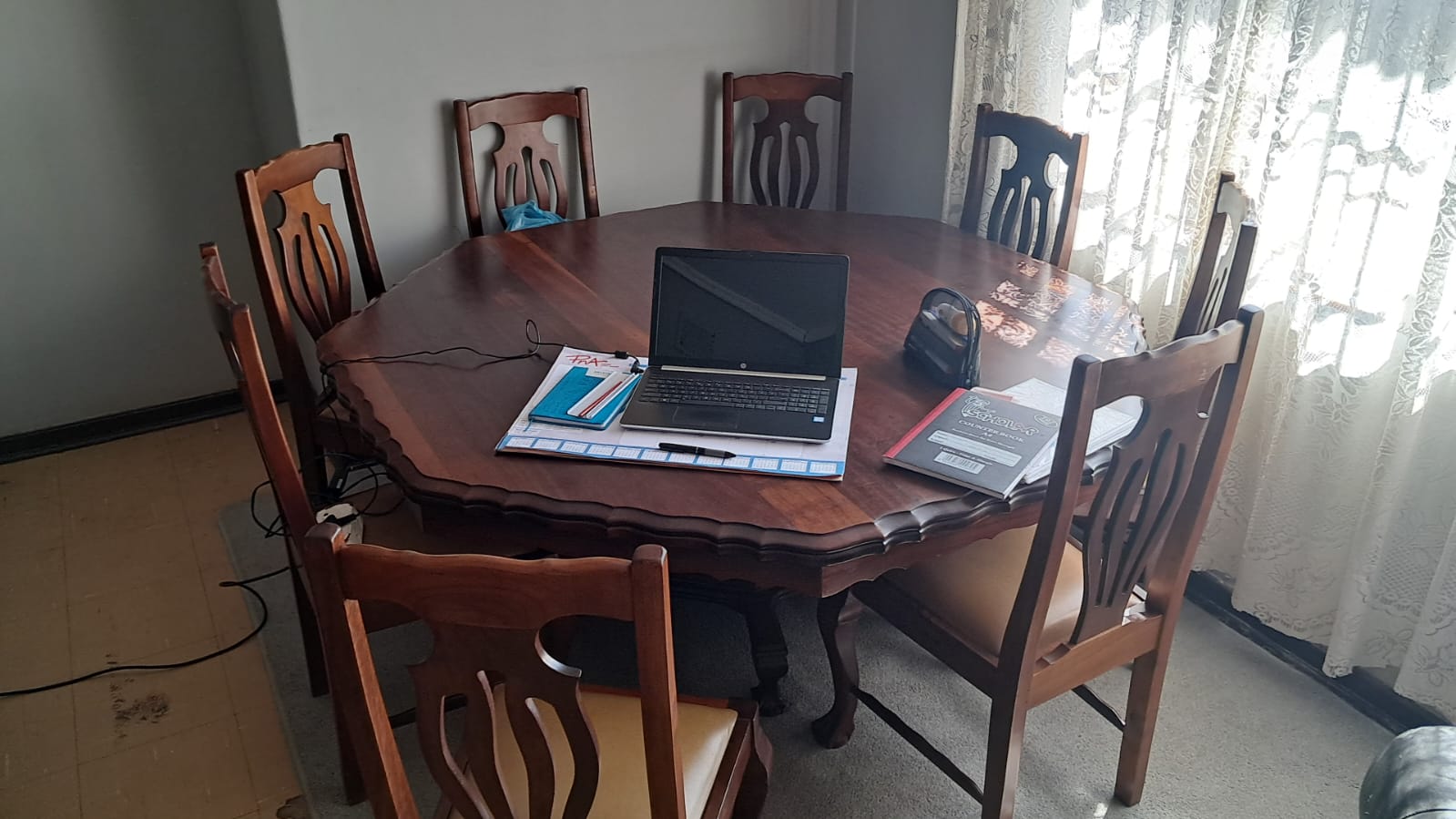 Antique dining room set. Very good condition. Antique dining room set. Very good condition.