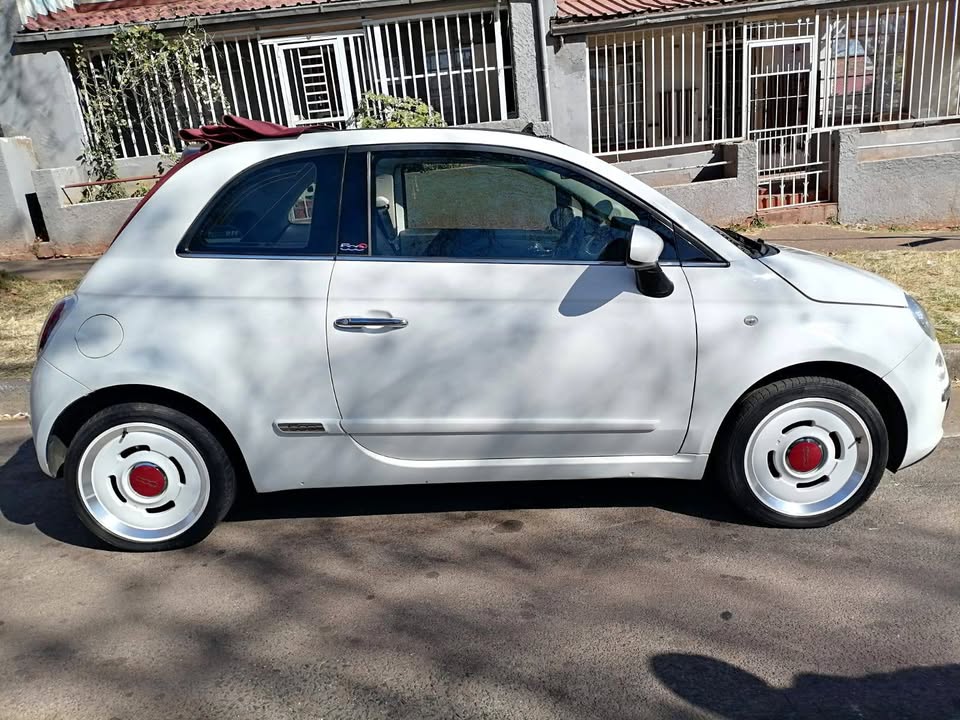 2015 FIAT 500C CONVERTIBLE WITH REVERSE SENSORS IN EXCELLENT CONDITION