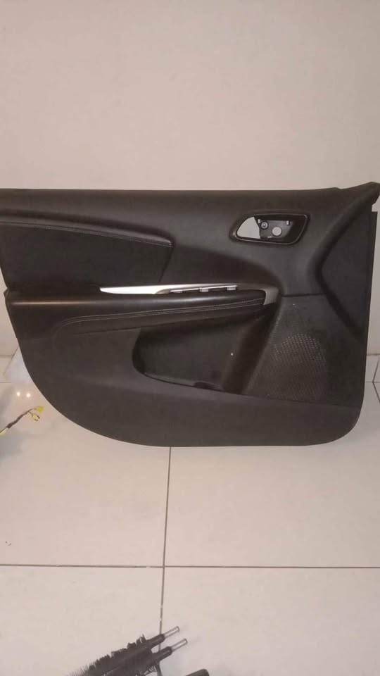 Dodge journey 2012 left door panel - Private Seller