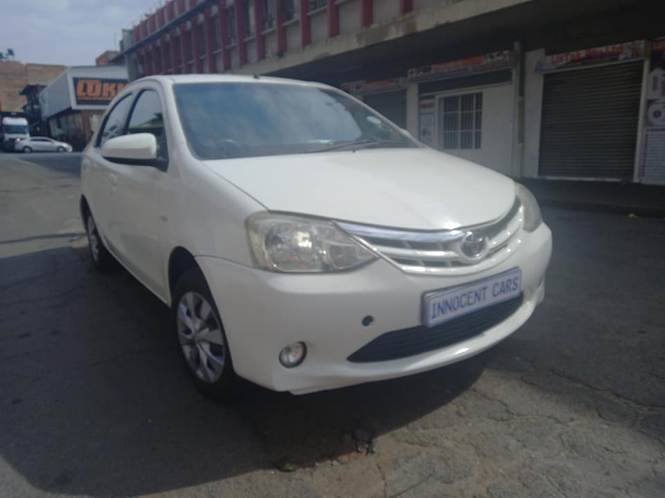 2014 TOYOTA ETIOS SEDAN 1.5 SPRINTER PETROL, MANUAL, WHITE COLOUR, MILEAGE