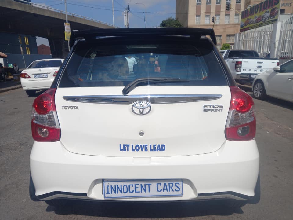 2019 TOYOTA ETIOS 1.5 PETROL, MANUAL TRANSMISSION, WHITE COLOUR, MILEAGE