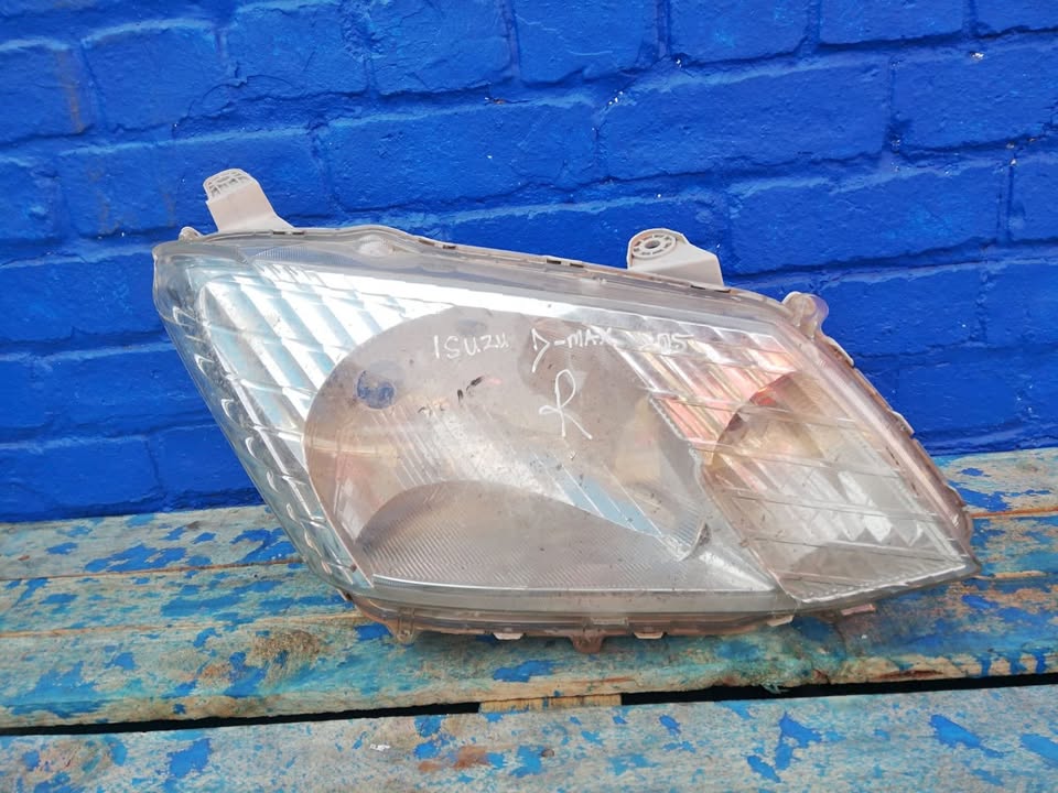 Isuzu D-Max 2015+ R/S Headlight For Sale! - Private Seller Isuzu D-Max 2015+ R/S Headlight For Sale! - Private Seller