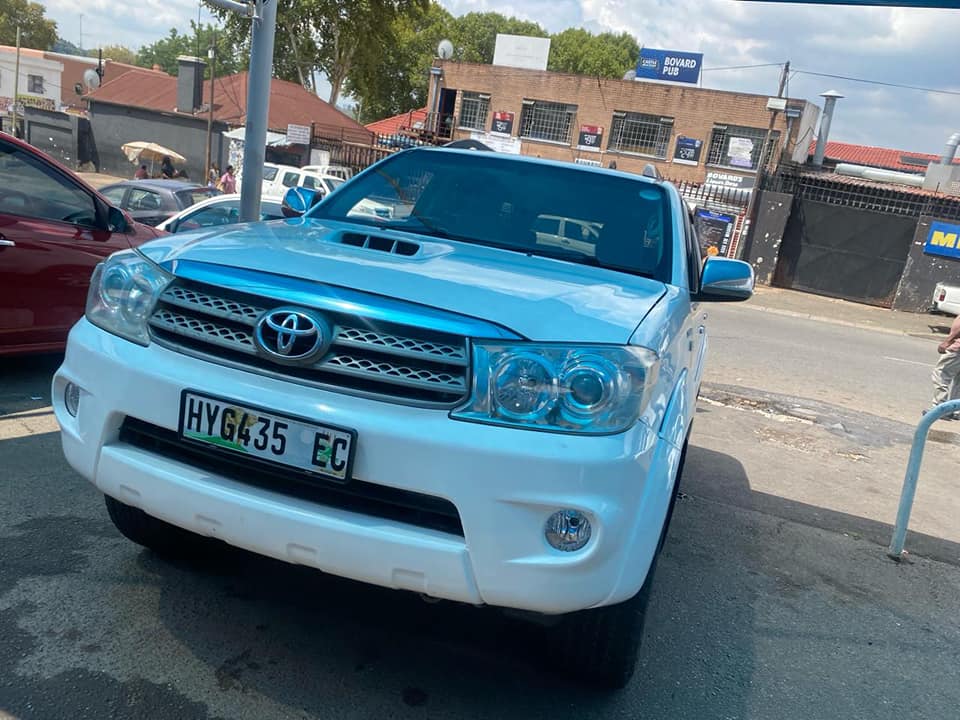 2011 TOYOTA FORTUNER 3.0 4X2 MANUAL